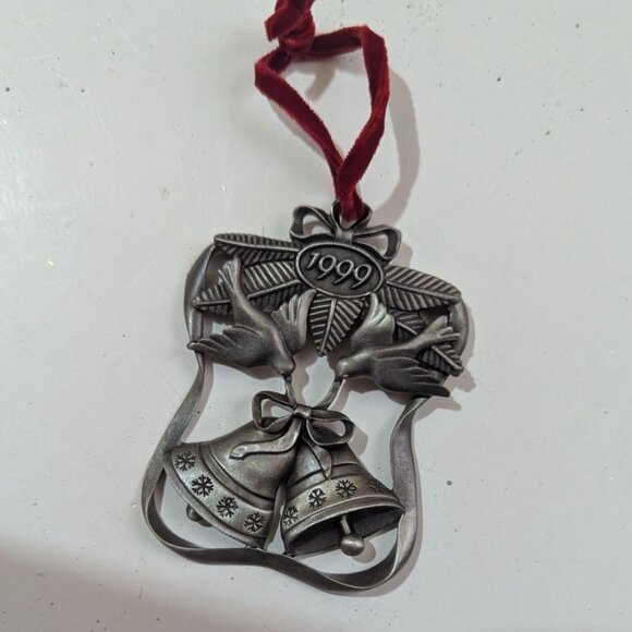 Avon 1999 Pewter Ornament Snowflake Bells & Doves Velvet Pouch Boxed - Picture 3 of 4